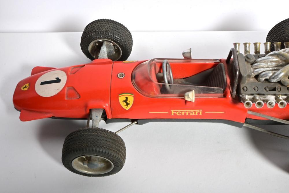 Schuco Montage Ferrari Formule 2 - 1/18, Tôle Rouge, Boîtier Inclus