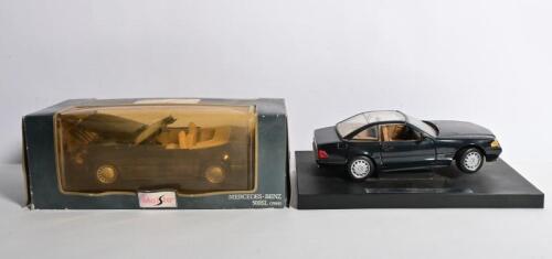 MERCEDES-BENZ: Two 1:18 scale Maisto Mercedes-Benz 500SL (1989) and SL500 models. Convertible & Hardtop