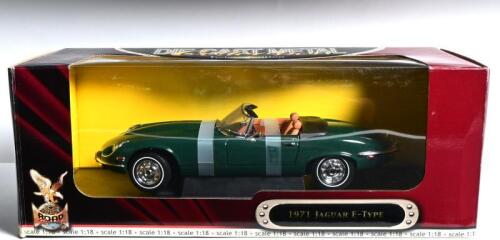 JAGUAR: A 1:18 scale ROAD Signature 1971 Jaguar E-Type in British Racing Green. Deluxe Edition