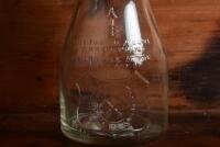 ATLANTIC: An early "Atlantic Union Oil Company" embossed one pint oil bottle, with original "Atlantic Heavy SAE 40" tin pourer and dust cover, with rivet air hole - 2