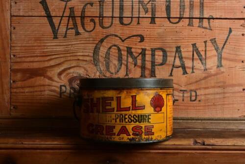 SHELL: A nice circa 1920s/1930s Australian 5 lbs Shell 'Hi-Pressure' grease tin, with lid and swing handle