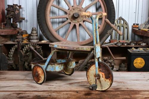 CHILDS TRICYCLE: A circa 1950/60s childrens tricycle