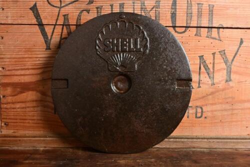 SHELL: A cast metal Shell petrol station tank cover plate, 26cm diameter