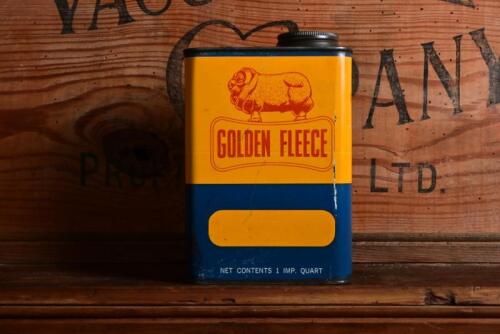 GOLDEN FLEECE: A one quart Gold Fleece oil tin, 18cm high