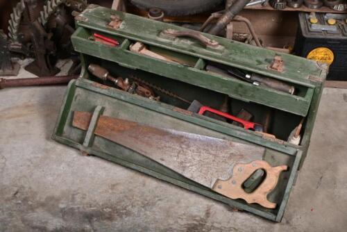 CARPENTERS BOX: A vintage carpenters box and tools, including a saw, chisels etc