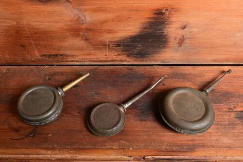 OILER: Three early 20th century thumb oilers in graduating sizes, longest 14.5cm