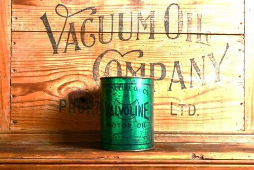 VALVOLINE: An Australian one quart motor oil tin, 14cm high