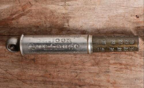 SCHRADER: An early "Schrader Balloon Tyre Gauge", 8cm long