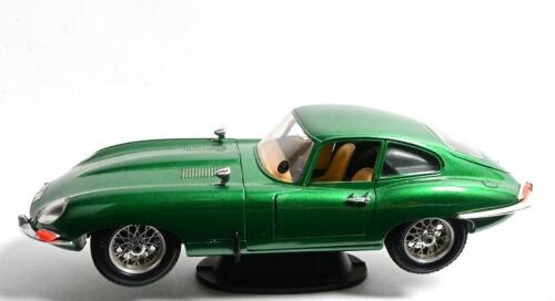 JAGUAR: A Bburago 1:18 scale Jaguar E-Type (1961) Coupe in metallic green