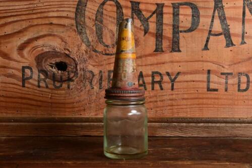 SHELL: An early small oil bottle with circa 1950/60s "Shell Donax U" tin pourer