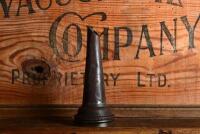 MOBIL: An American "Mobiloil E" embossed tin oil pourer - 2