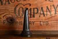 MOBIL: An American "Mobiloil E" embossed tin oil pourer - 3
