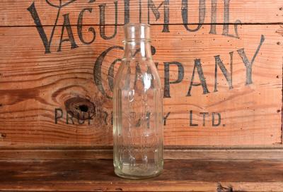 SHELL: An early New Zealand "Shell" embossed one pint oil bottle