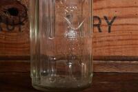 SHELL: An early New Zealand "Shell" embossed one pint oil bottle - 4
