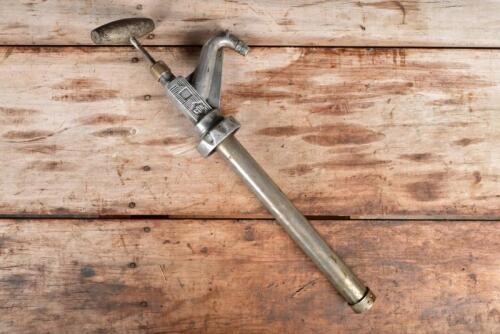 COR: A decorative mid century COR drum hand pump, with lovely bowser style motif, 50cm high closed
