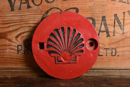 SHELL: A circa 1930s cast metal petrol station tank cover, 19.5cm diameter