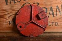 SHELL: A circa 1930s cast metal petrol station tank cover, 19.5cm diameter - 2