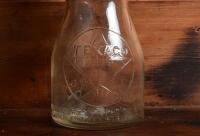TEXACO: A mid 20th century "Texaco" embossed one pint oil bottle, with original mid 20th century "Texaco 40" tin pourer and dust cover, with rivet air hole - 2