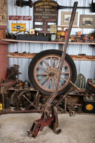 CAR JACK: A vintage long arm car jack, the arm approx 160cm long