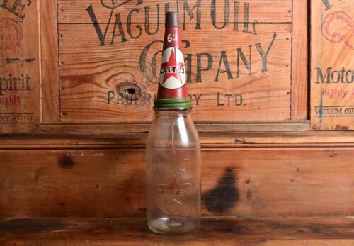 CALTEX: A mid-late 20th century "Caltex" embossed one quart oil bottle, with mid-late 20th century "Caltex 60" tin pourer and dust cover