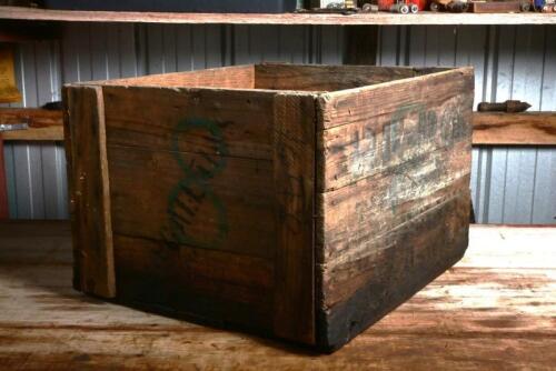 REPO: A vintage "Repo Auto Polish" wooden box, 29cm high, 44cm wide, 38cm deep