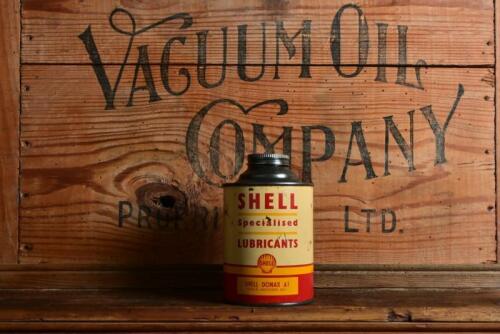 SHELL: A 1940/50s "Shell Donax A1" one imperial pint oil tin