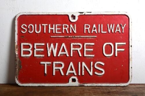 RAILWAYS: An original cast iron sign "Southern Railway, Beware of Trains", 29 x 45cm