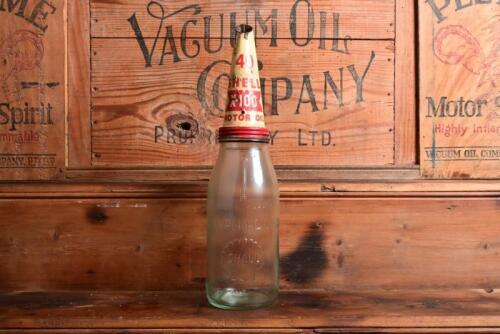 SHELL: A circa 1950/60s one imperial quart oil bottle, with 1950/60s "Shell X-100 Motor Oil" tin pourer