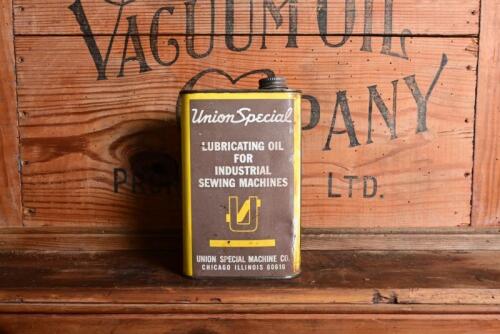 UNION SPECIAL MACHINE CO: An original American "Union Special Lubricating Oil" one quart tin