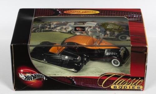 HOT WHEELS: A NOS Hot Wheels Twin Set - "Classic Bodies" comprising 1939 Bugatti Type 57C & 1932 Duesenberg die-cast models