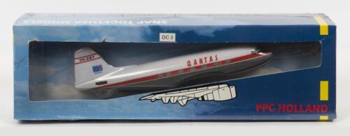 QANTAS: A sealed NOS PPC Holland Snap-Fit DC 3 "Qantas" L19cm