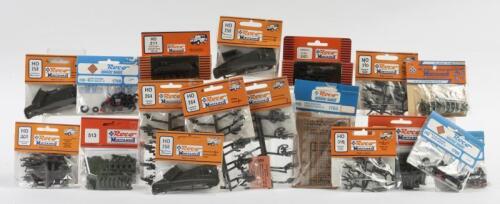 ROCO MINITANKS: NOS HO scale Roco Minitank items including vehicles/Gate w-guardhouse/soldiers/ground mats/tyres & ladders, approx 18 items