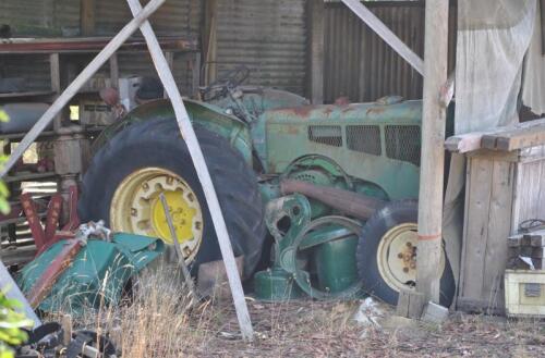JOHN DEERE / LANZ: A&nbsp;circa 1950s John Deere Lanz tractor, likely Model&nbsp;D2416, previously road registered in Victoria 'KMR 488' (NOTE LOCATION)