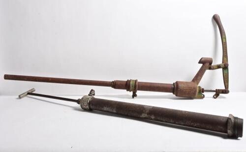 CC WAKEFIELD & CO: A circa 1920s "C C Wakefield and Co Ltd" hand oil pump, approx 20cm long&nbsp;