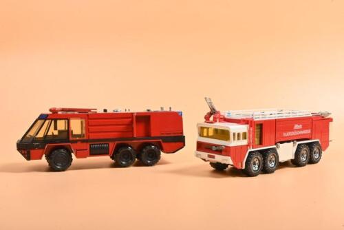 AIR CRASH TENDER: Two 1:50 scale Air Crash Tender models. Siku 'METZ FLUGFELDL&Ouml;SCHFAHRZEUG' Air Crash Tender (V 332)