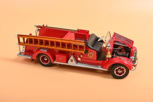FRANKLIN MINT: A 1948 MACK Fire Truck in 1:32 scale by Franklin Mint
