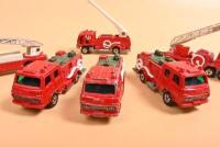 TOMICA FIRE ENGINES: A group of tomica Fire Engines. Three examples of No.22/NO.94 UD CONDOR CHEMICAL FIRE ENGINE - 4
