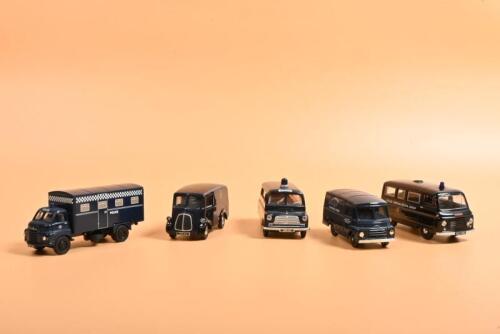ENGLISH POLICE VANS: A group of five diecast English Police vans. CORGI BEDFORD 10/12 CWT.VAN & Lledo Vanguards MORRIS/AUSTIN J2 van in black 'POLICE SPECIAL PATROL GROUP' livery