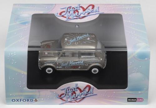 MINI: A OXFORD 1:43 scale Mini in 'Just Married' livery (MIN016)