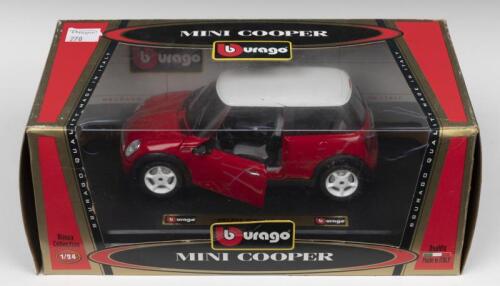 MINI COOPER: A Bburago 1:24 scale MINI COOPER. Bijoux Collection