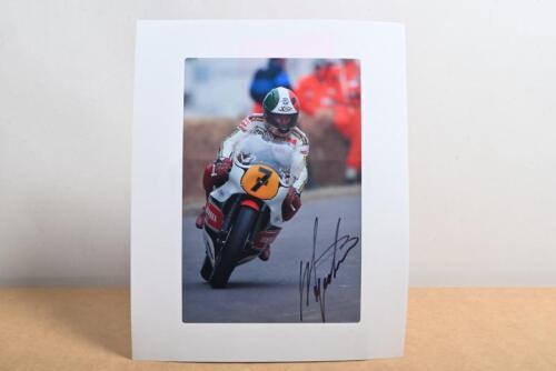 GIACOMO AGOSTINI: A colour picture of Giacomo Agostini on #7 Yamaha. Autographed by Giacomo Agostini