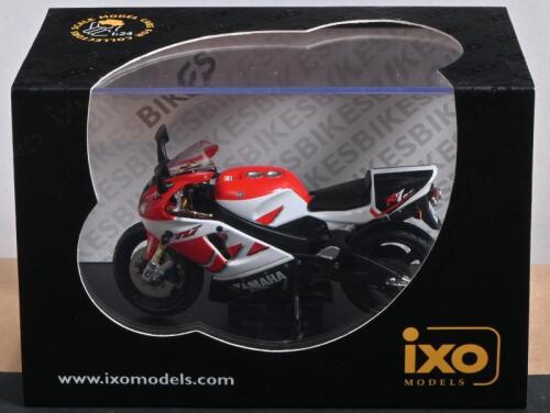 YAMAHA: A NOS 1:24 scale IXO Models Yamaha R7 OW-02 die-cast model